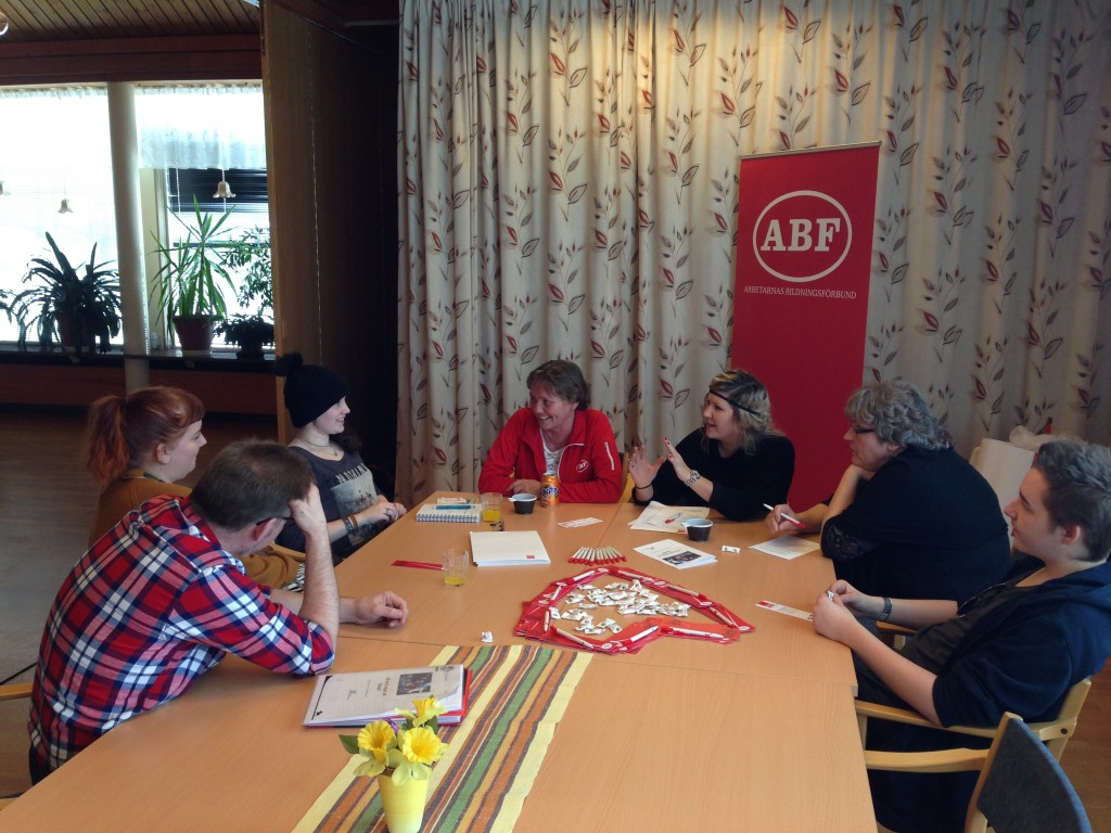 Ruth och Linnea från ABF Dala-Finnmark informerar om sin verksamhet